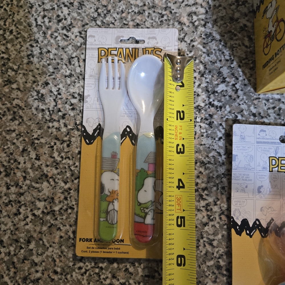 Peanuts: Bib, Pacifier & Flatware Set - Picture 8 of 9
